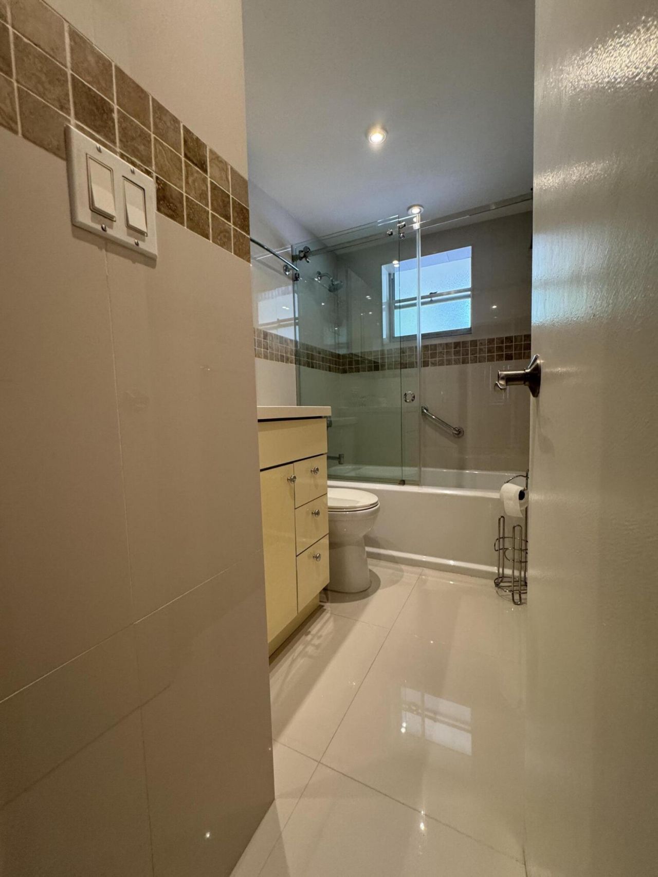 220 Kings Point Drive, Unit 210, Sunny Isles Beach, FL 33160 Photo