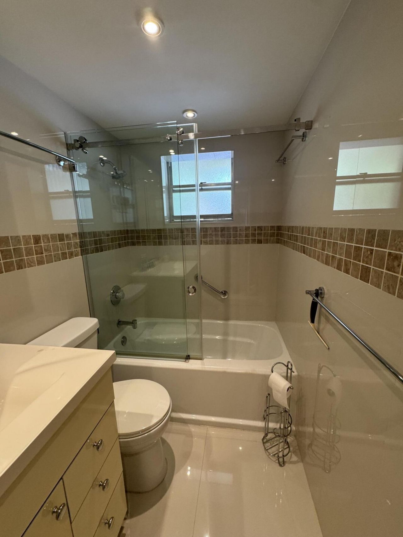 220 Kings Point Drive, Unit 210, Sunny Isles Beach, FL 33160 Photo