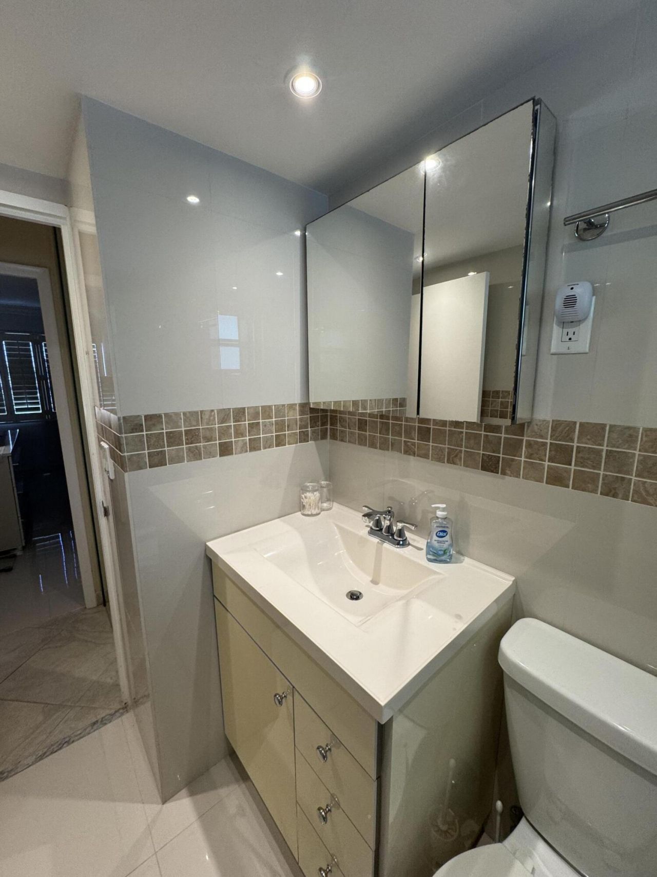 220 Kings Point Drive, Unit 210, Sunny Isles Beach, FL 33160 Photo