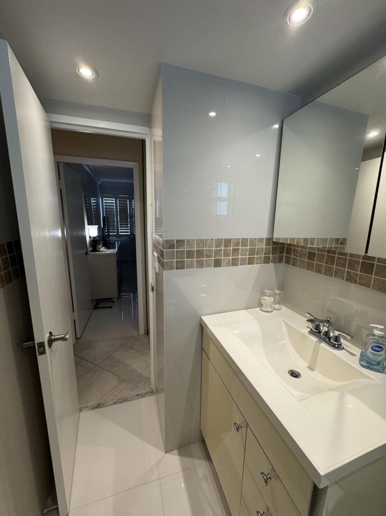 220 Kings Point Drive, Unit 210, Sunny Isles Beach, FL 33160 Photo