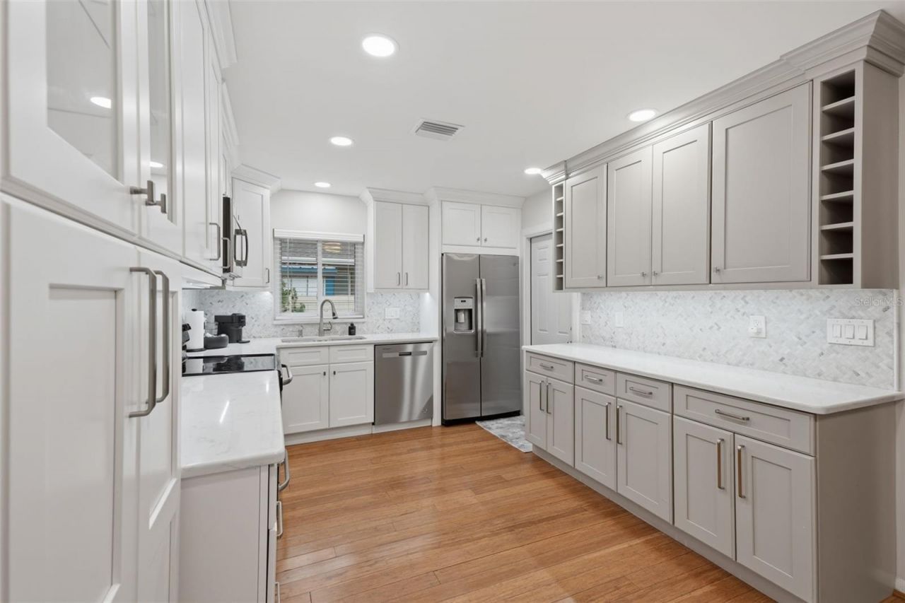 205 SE Monroe Circle N, Saint Petersburg, FL 33703 Photo