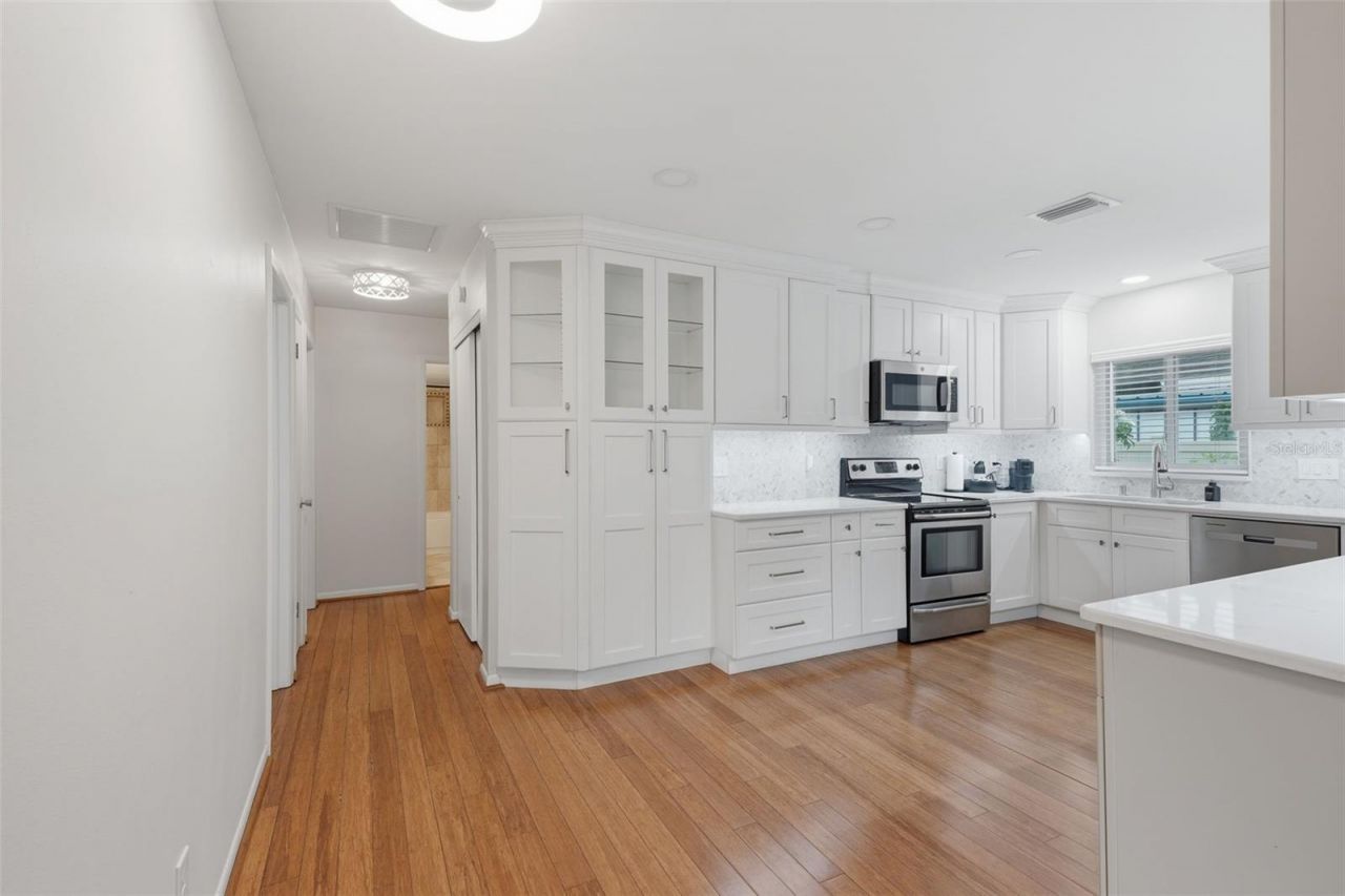 205 SE Monroe Circle N, Saint Petersburg, FL 33703 Photo