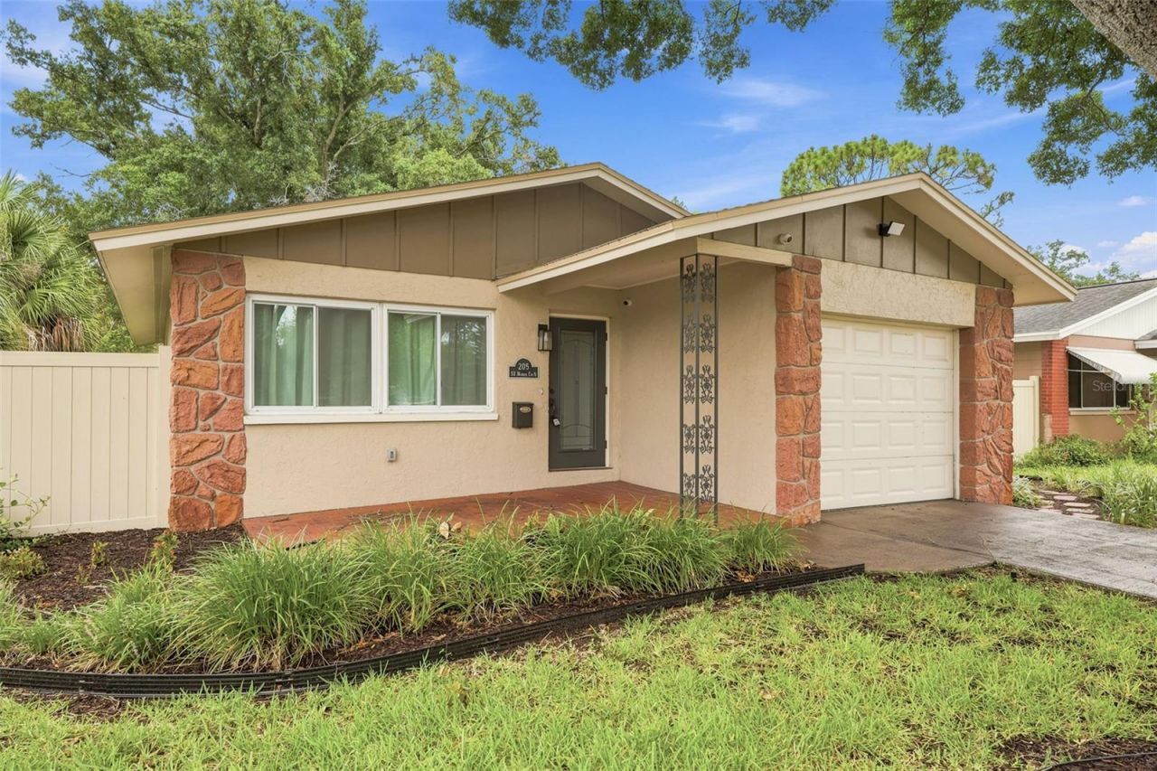 205 SE Monroe Circle N, Saint Petersburg, FL 33703 Photo