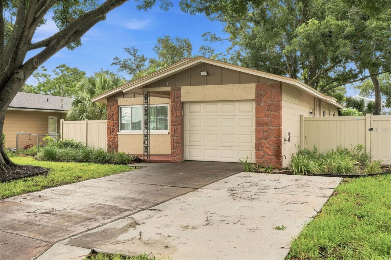 205 SE Monroe Circle N, Saint Petersburg, FL 33703 Photo