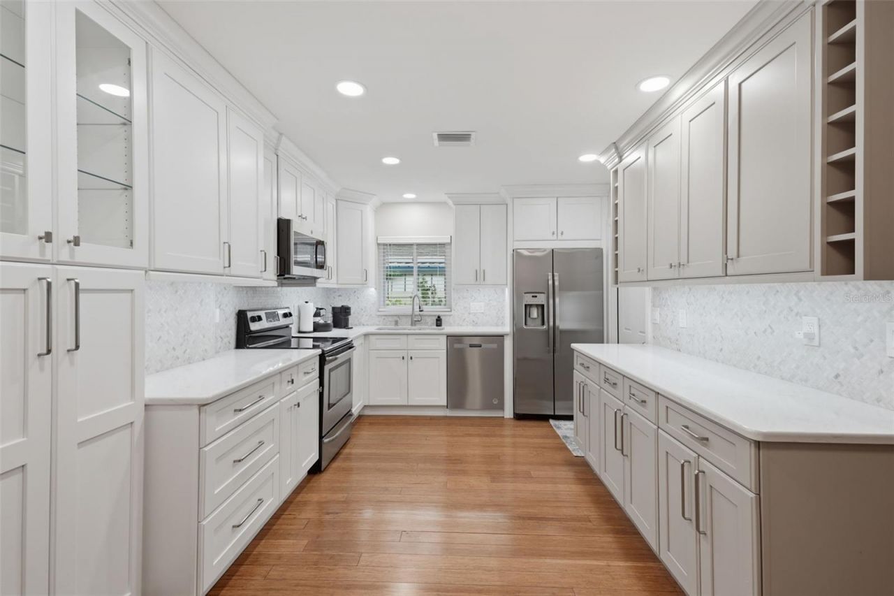 205 SE Monroe Circle N, Saint Petersburg, FL 33703 Photo
