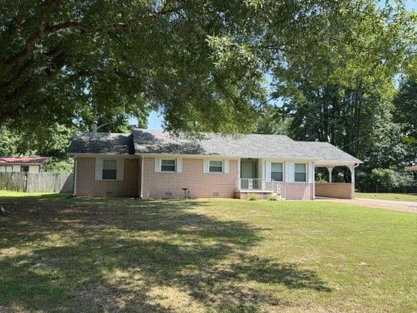 504 Franklin Dr , Paris, TN 38242