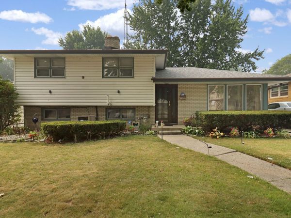 629 North St, Racine, WI 53402