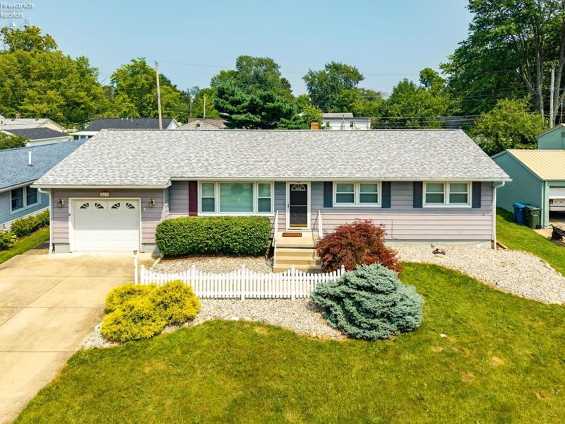 429 Morton Road, Vermilion, OH 44089 Photo 3
