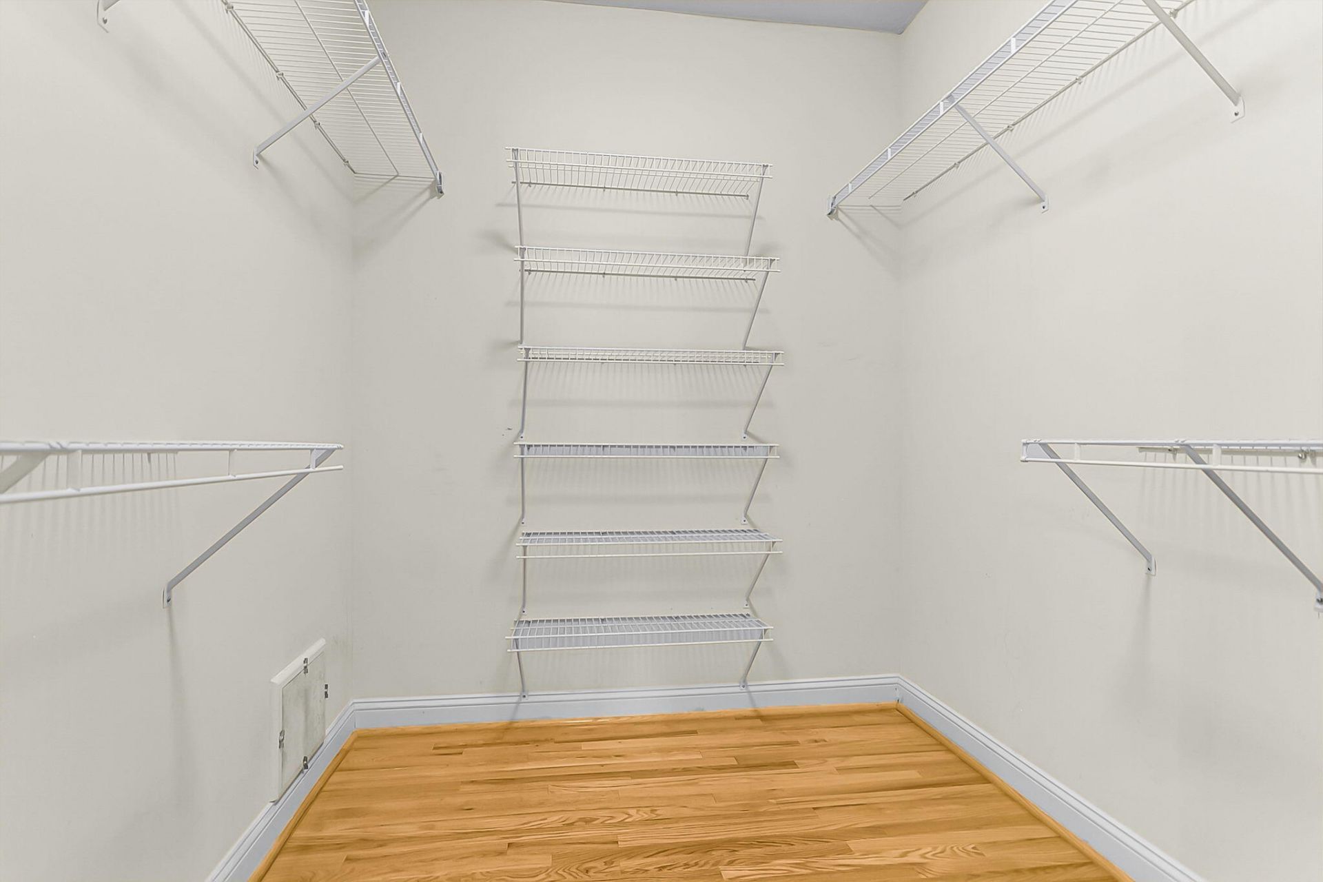 101 Batavia Court Photo 29