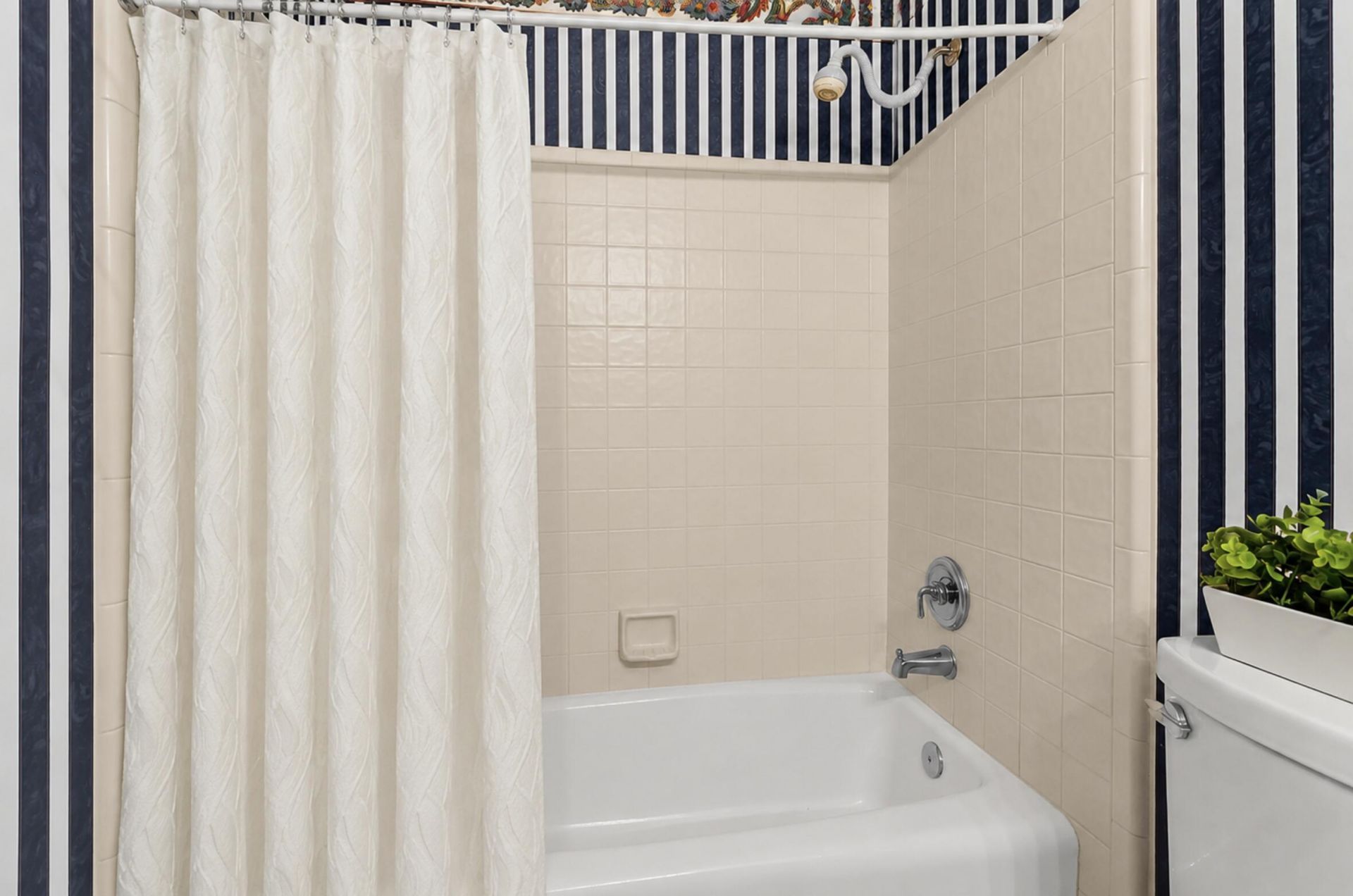 101 Batavia Court Photo 32