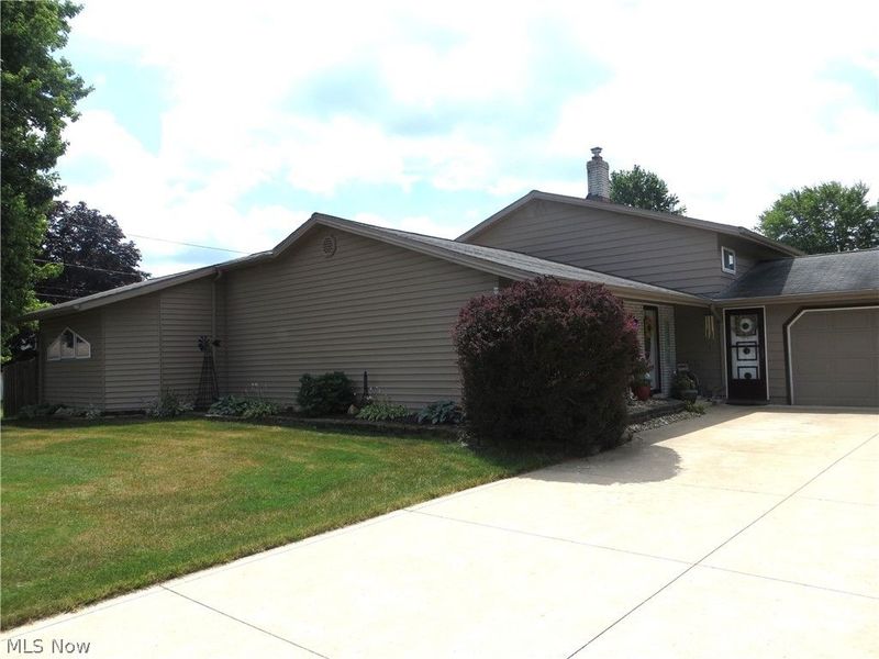 5477 Dorothy Drive, North Olmsted, OH 44070 Photo 3