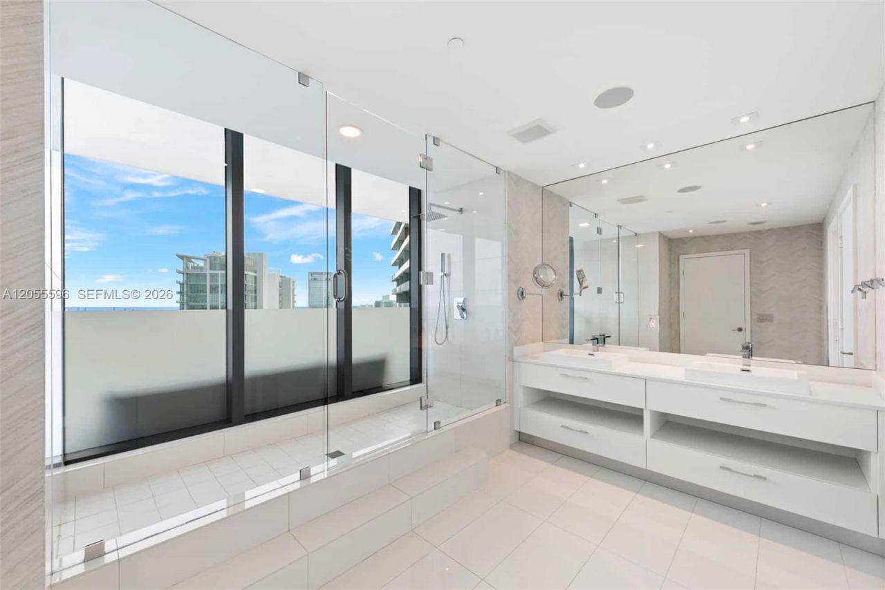650 NE 32nd St, Unit PH5201, Miami, FL 33137 Photo