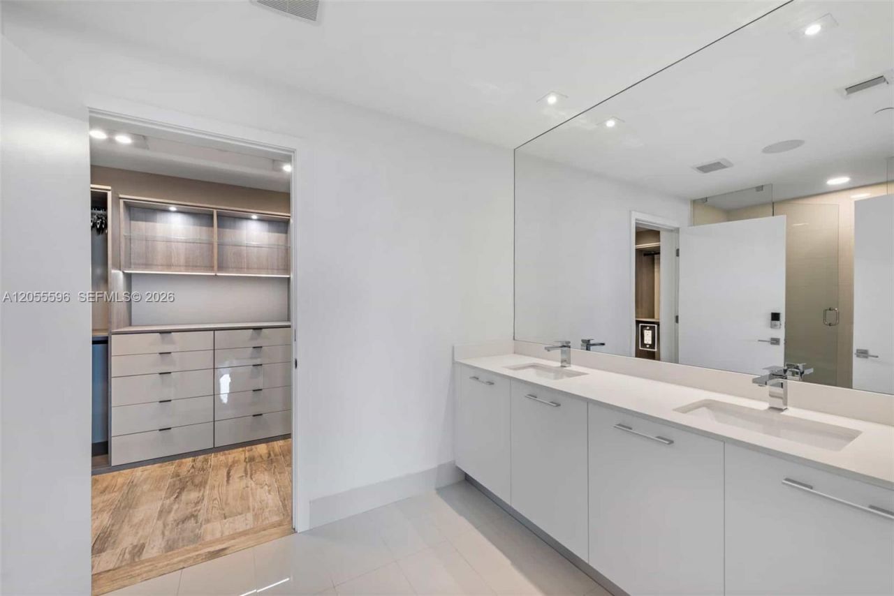 650 NE 32nd St, Unit PH5201, Miami, FL 33137 Photo