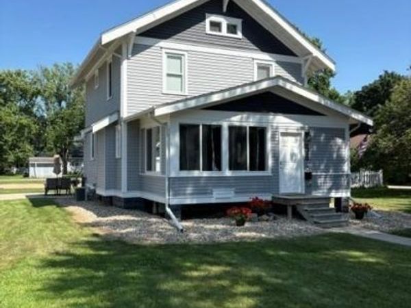 1345 6th Avenue N, Windom, MN 56101