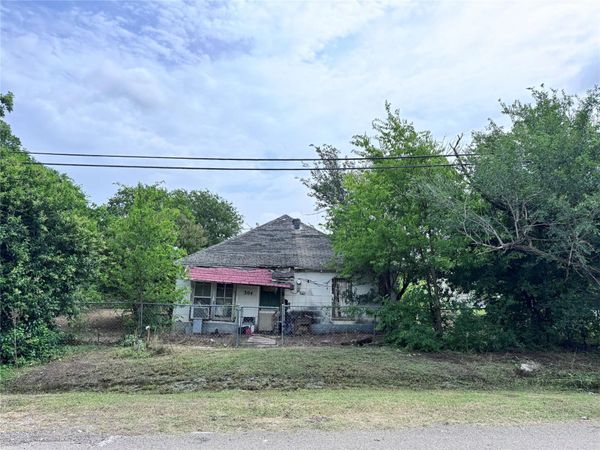 304 E Prairie Ave , Rogers, TX 76569