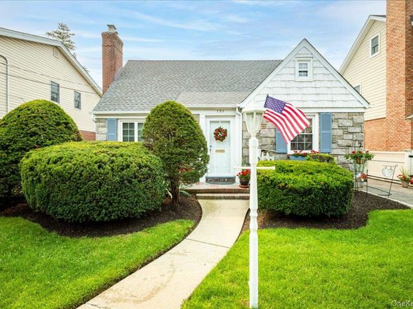 131 Euston Road S, West Hempstead, NY 11552