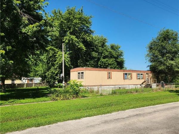 200 W 5th Street, Henrietta, MO 64036