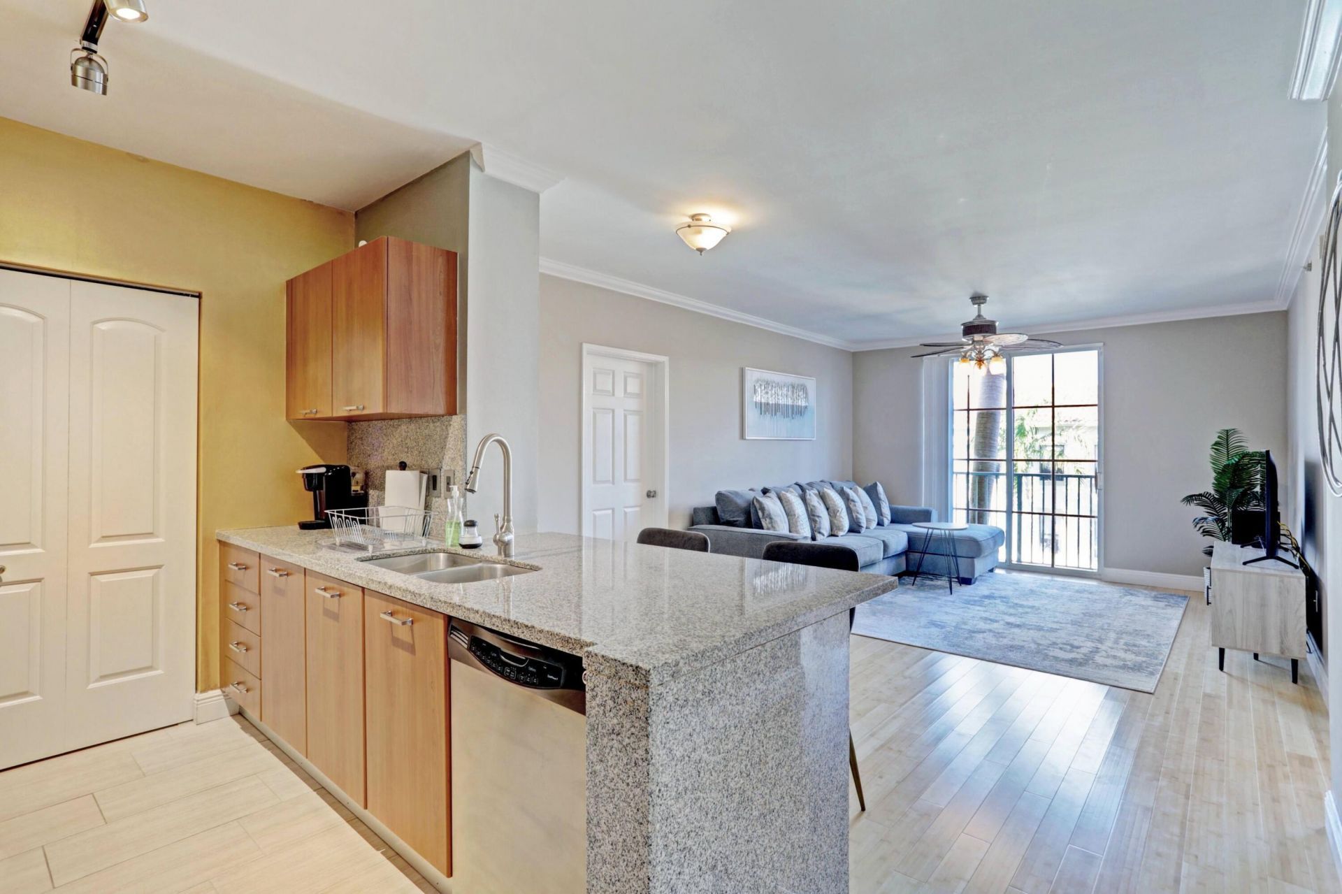 630 S Sapodilla Avenue S, Unit 321, West Palm Beach, FL 33401 Photo