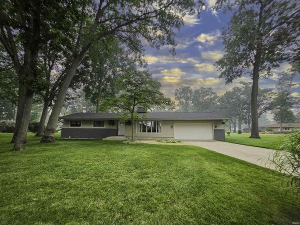 28812 Oakwood Place, Elkhart, IN 46514