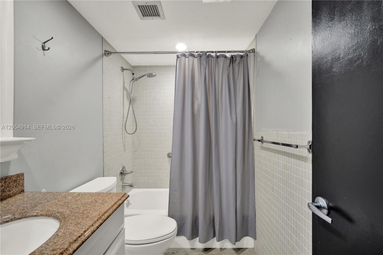 950 Hillcrest Dr , Unit 414, Hollywood, FL 33021 Photo