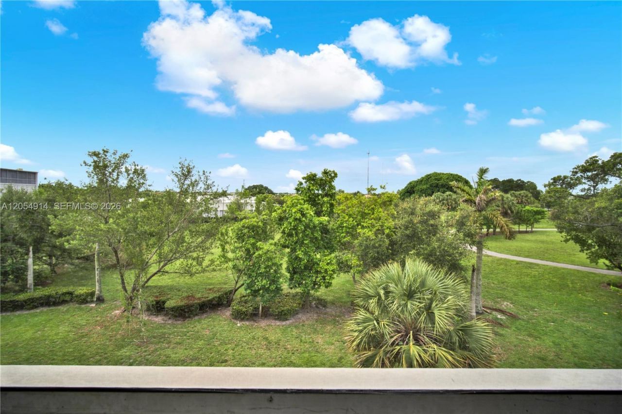 950 Hillcrest Dr , Unit 414, Hollywood, FL 33021 Photo
