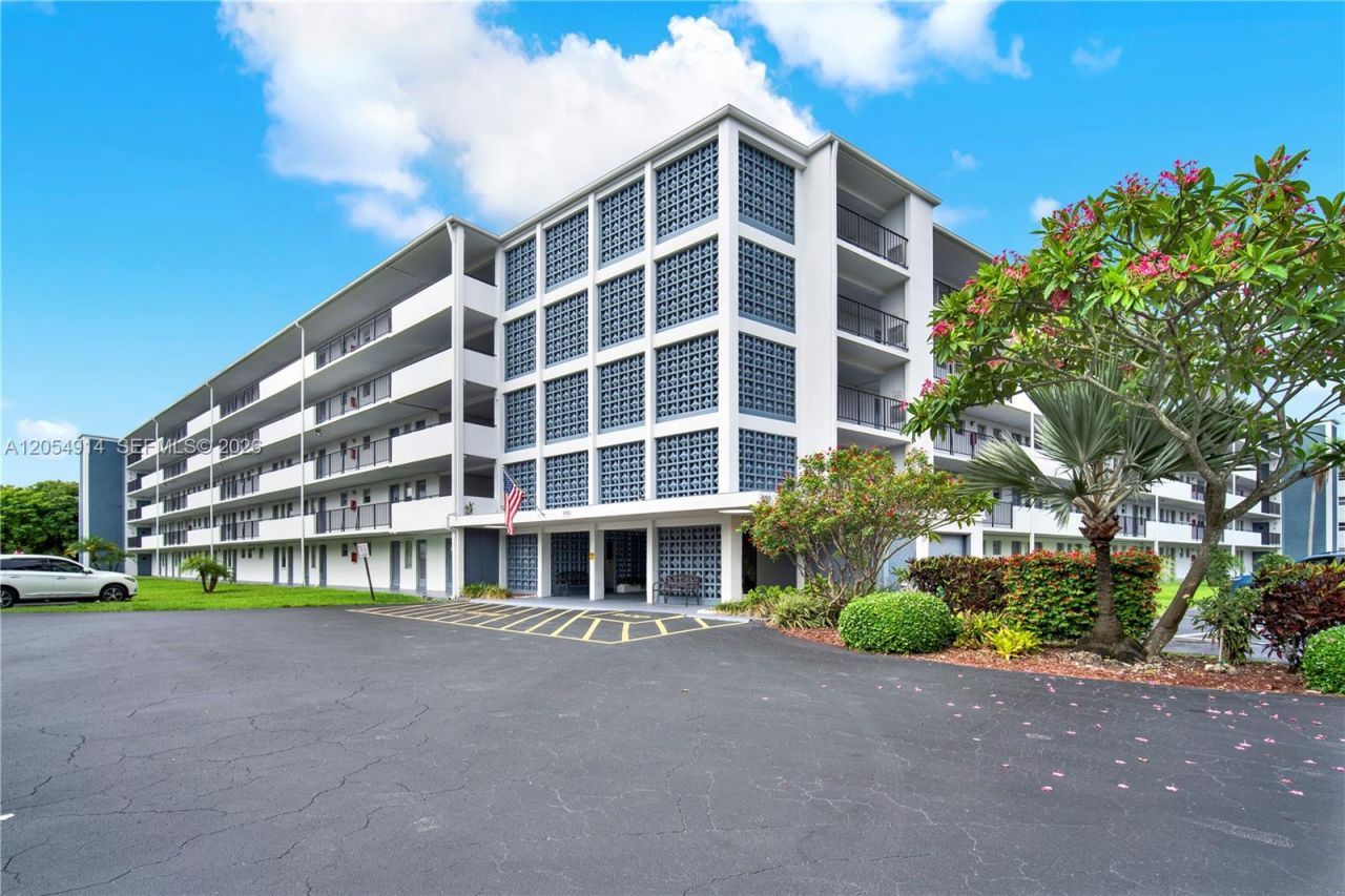 950 Hillcrest Dr , Unit 414, Hollywood, FL 33021 Photo