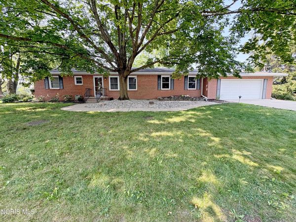 1009 Village Drive, Bowling Green, OH 43402