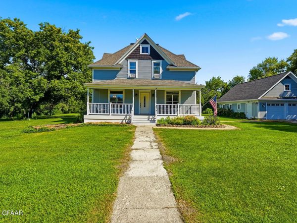 1742 22ND Avenue NE, Grand Forks, ND 58203