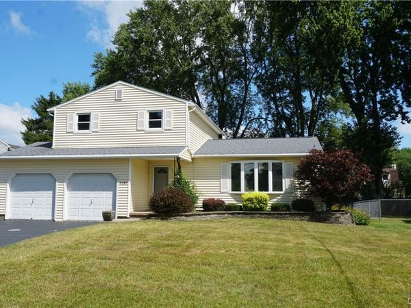 6189 Ridgecrest Dr , Syracuse, NY 13212