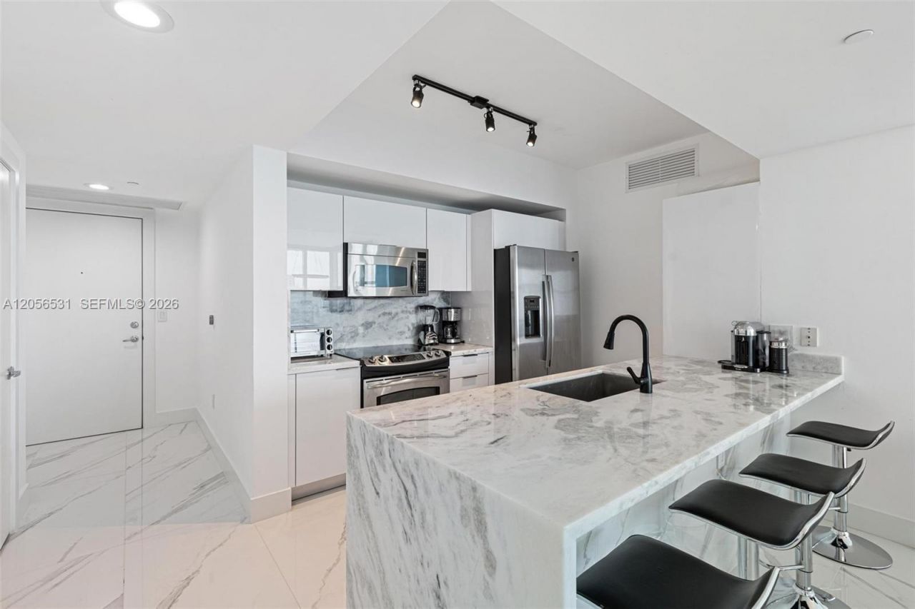 950 Brickell Bay Dr , Unit 2210, Miami, FL 33131 Photo