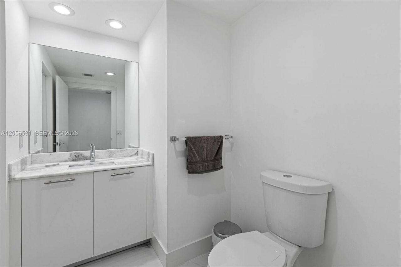 950 Brickell Bay Dr , Unit 2210, Miami, FL 33131 Photo