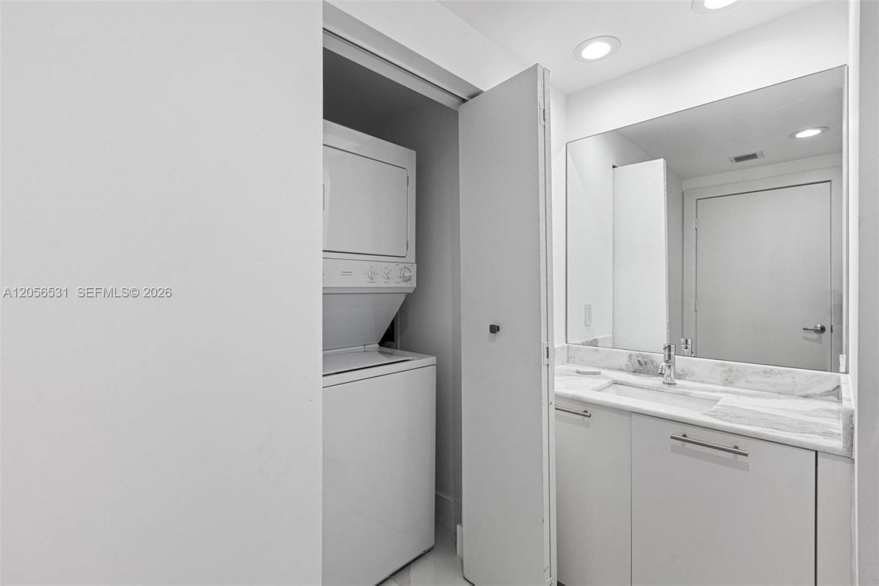 950 Brickell Bay Dr , Unit 2210, Miami, FL 33131 Photo