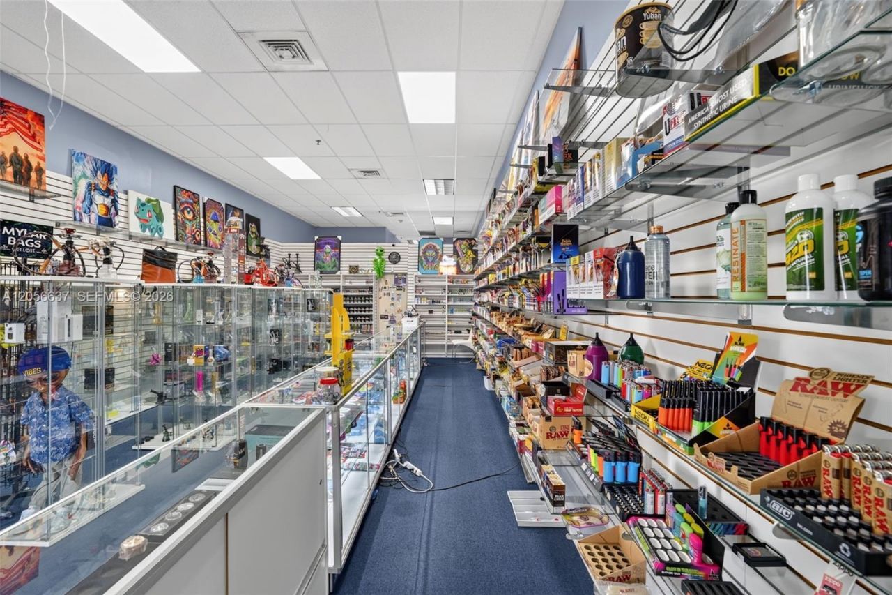 Smoke Shop For Sale In Tamiami , Kendall, FL 33184 Photo