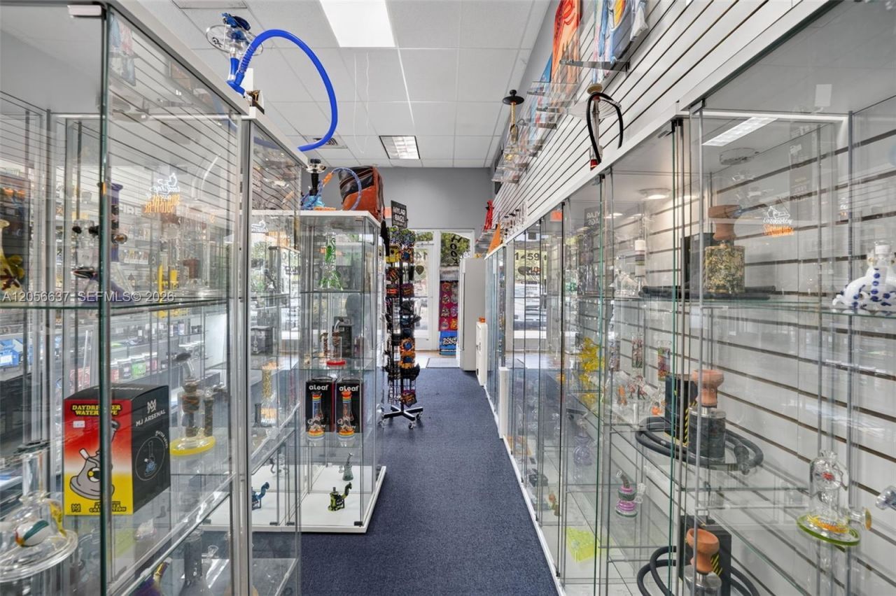 Smoke Shop For Sale In Tamiami , Kendall, FL 33184 Photo