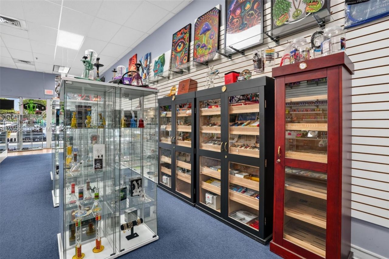 Smoke Shop For Sale In Tamiami , Kendall, FL 33184 Photo