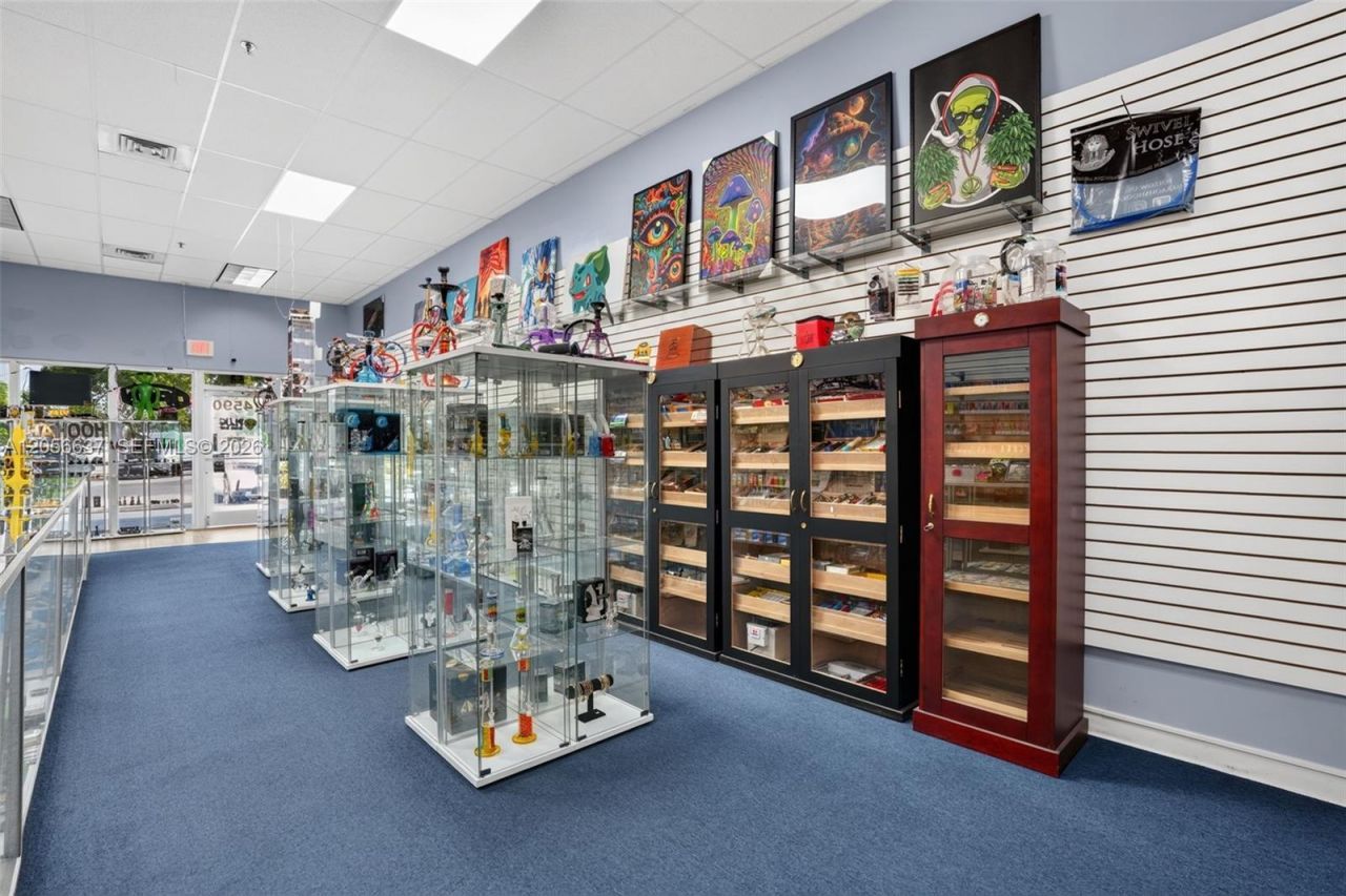 Smoke Shop For Sale In Tamiami , Kendall, FL 33184 Photo