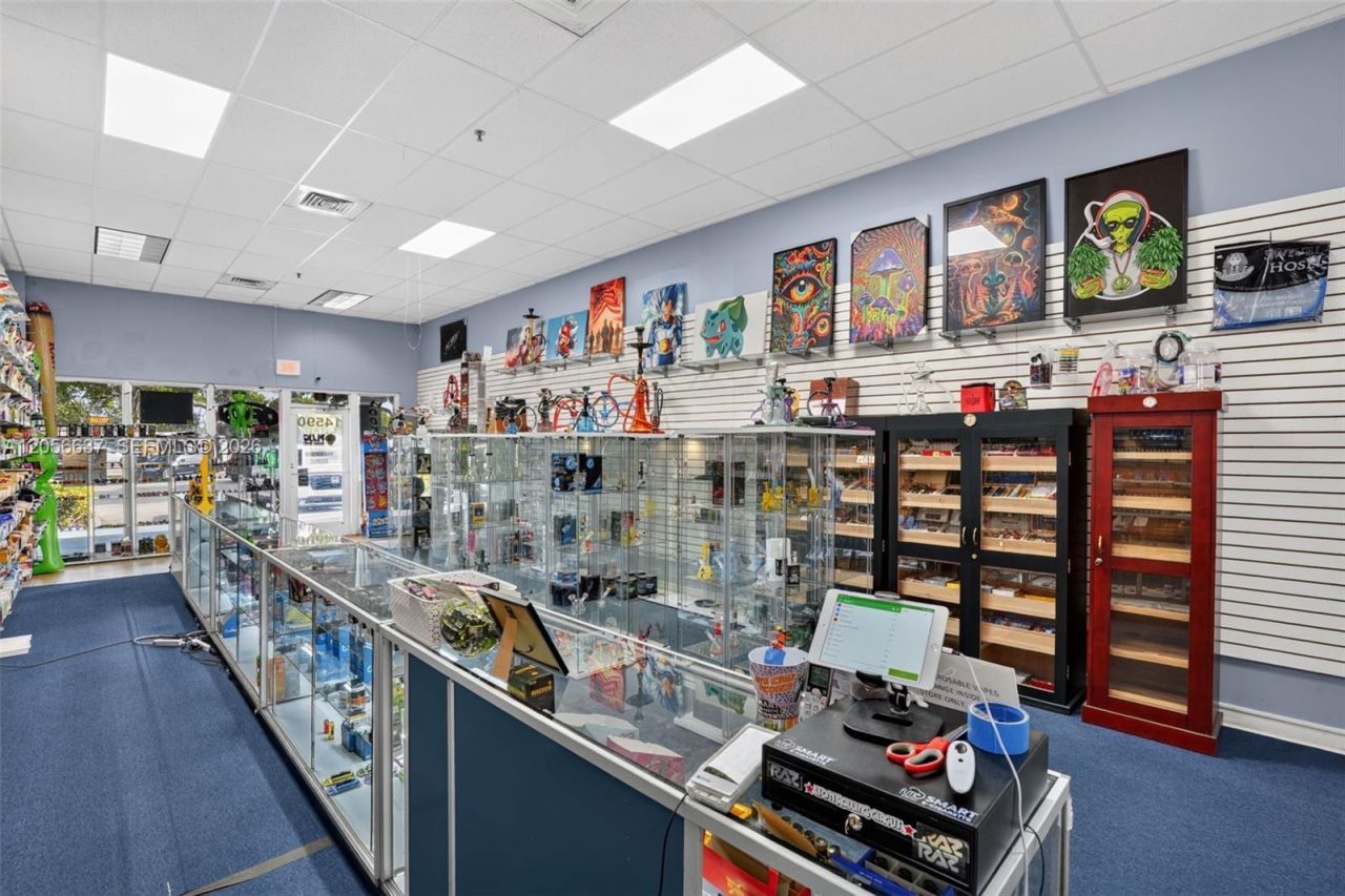 Smoke Shop For Sale In Tamiami , Kendall, FL 33184 Photo