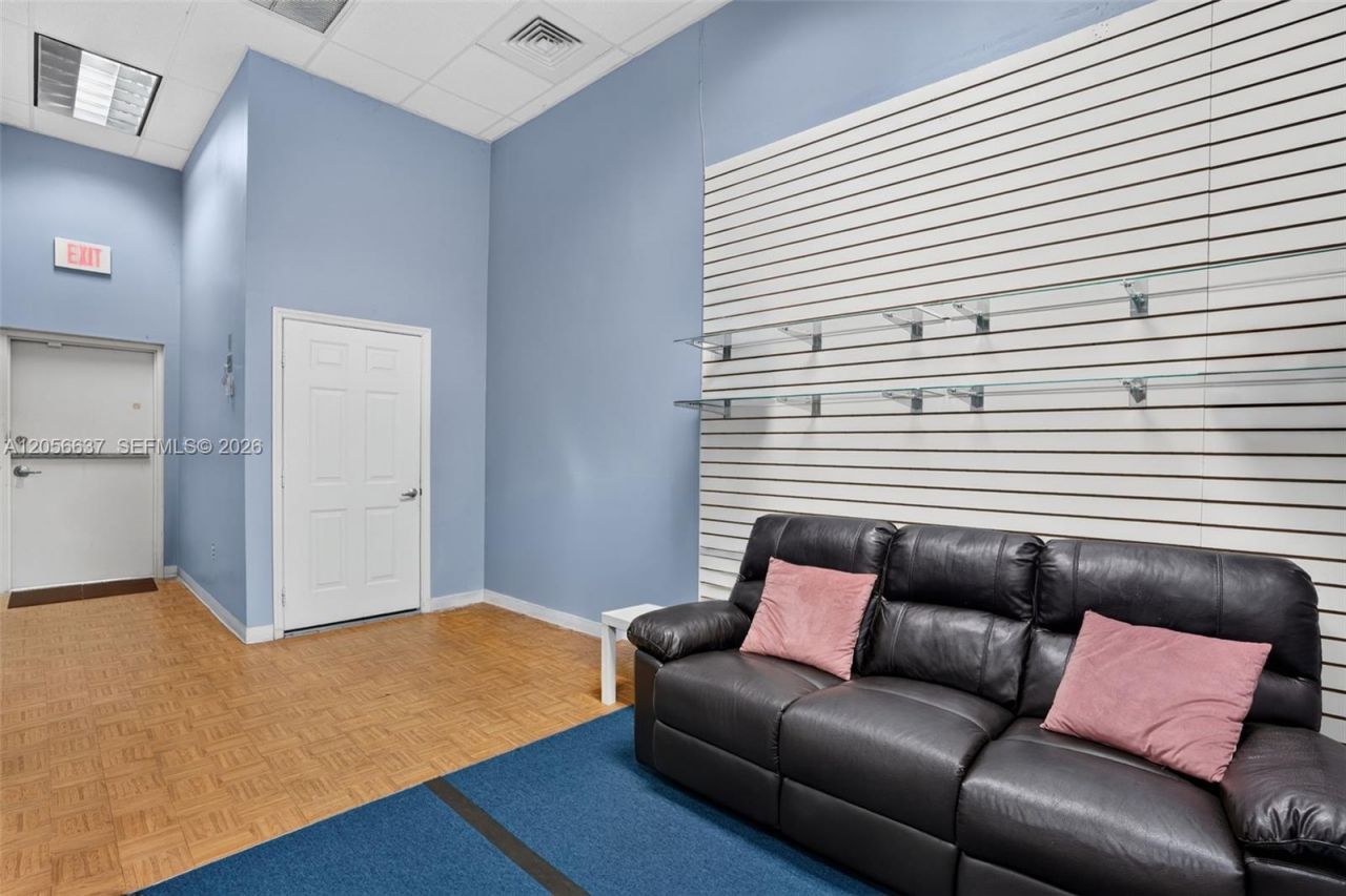Smoke Shop For Sale In Tamiami , Kendall, FL 33184 Photo