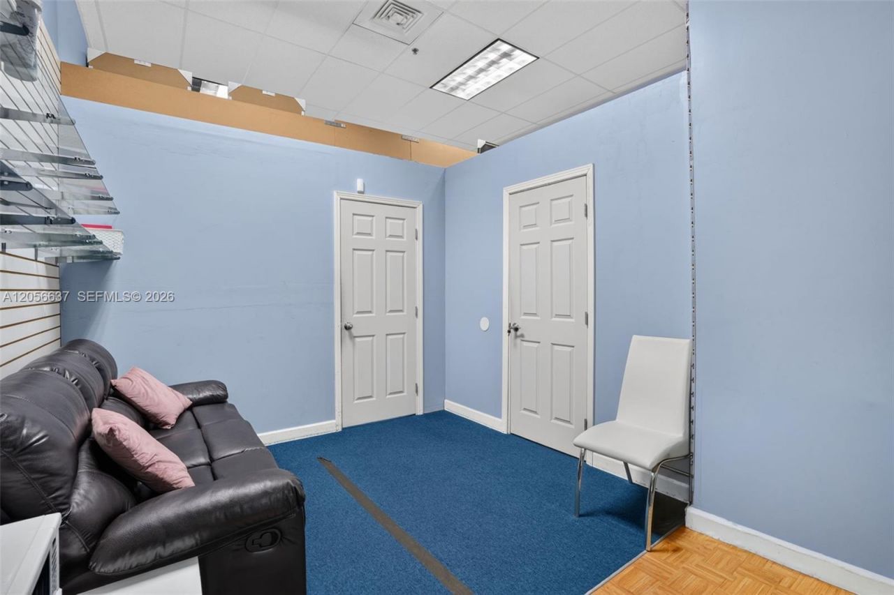 Smoke Shop For Sale In Tamiami , Kendall, FL 33184 Photo