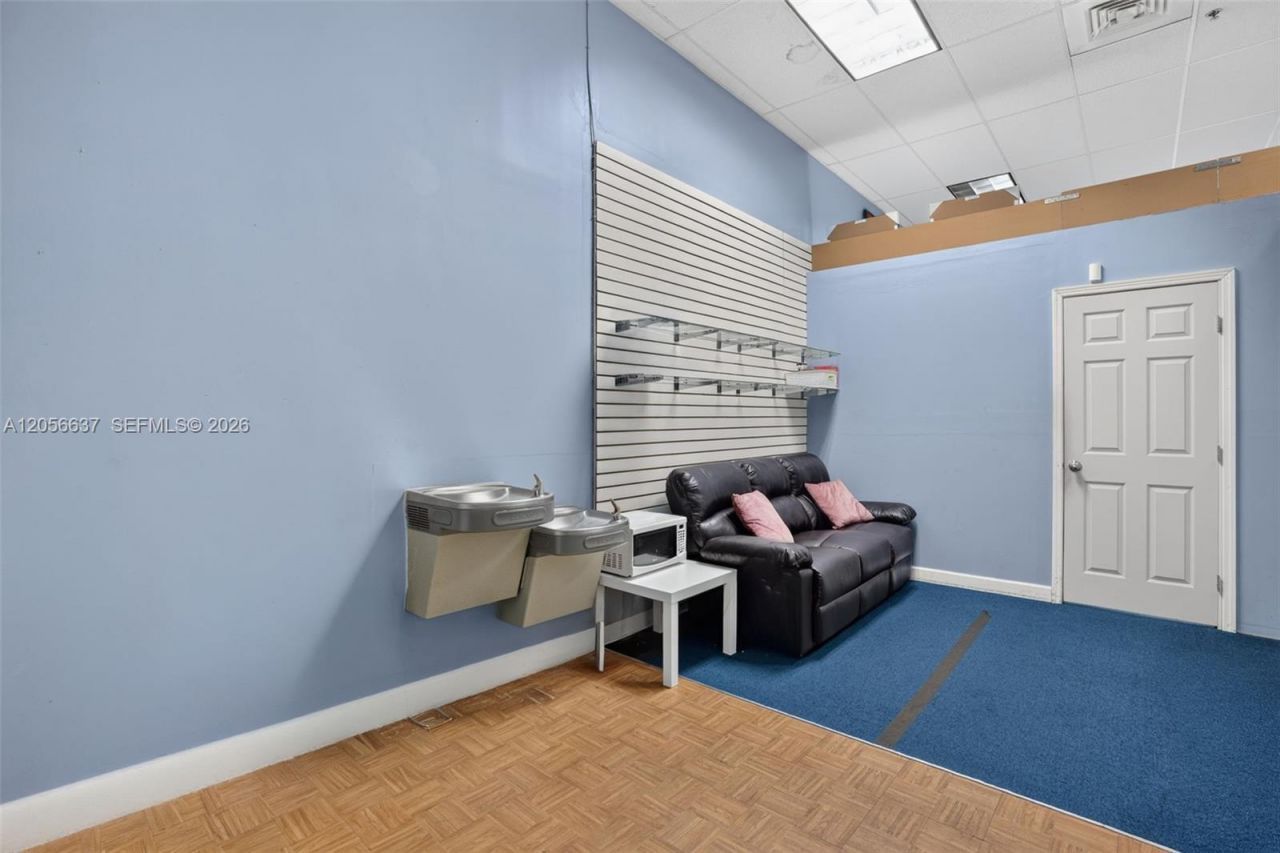 Smoke Shop For Sale In Tamiami , Kendall, FL 33184 Photo