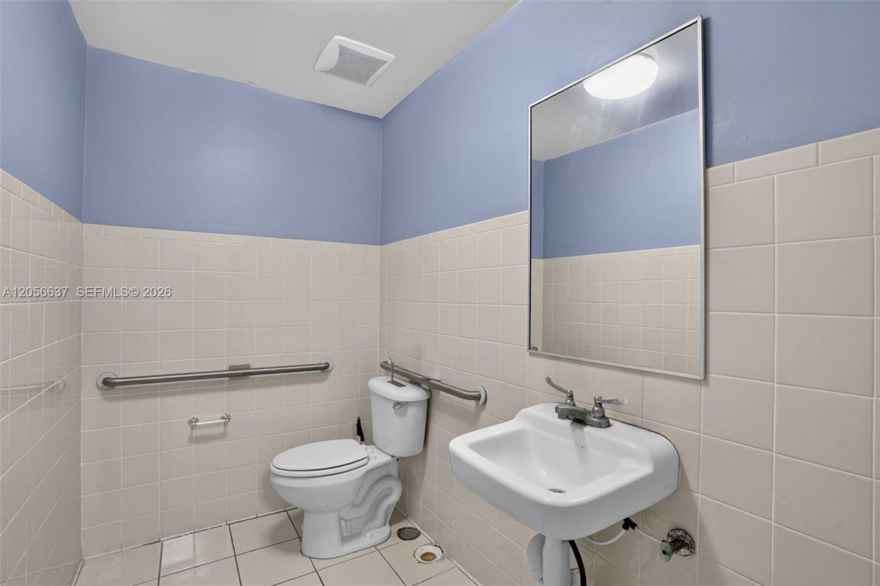 Smoke Shop For Sale In Tamiami , Kendall, FL 33184 Photo