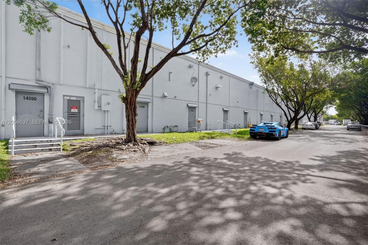 Smoke Shop For Sale In Tamiami , Kendall, FL 33184 Photo