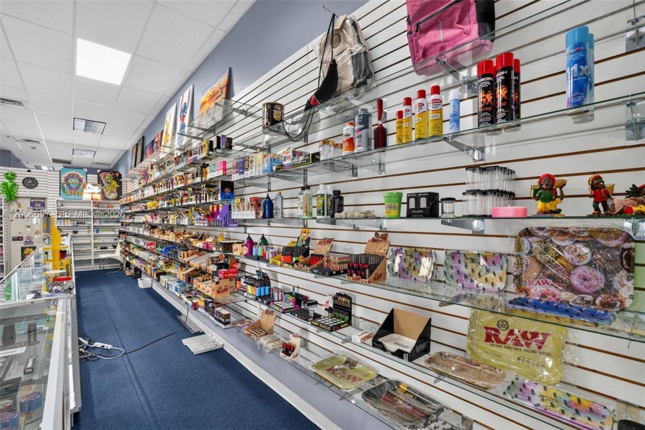 Smoke Shop For Sale In Tamiami , Kendall, FL 33184 Photo