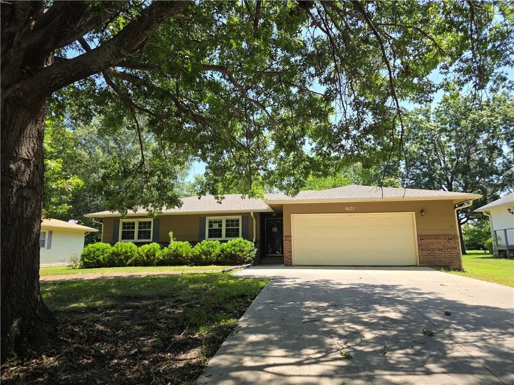1601 S Maple Street, Ottawa, KS 66067 Main Photo