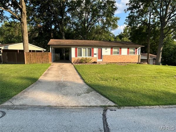 1574 Ville Angela Lane, Hazelwood, MO 63042