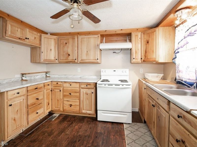 12762 Saint James Drive, Mantua, OH 44255 Photo 7