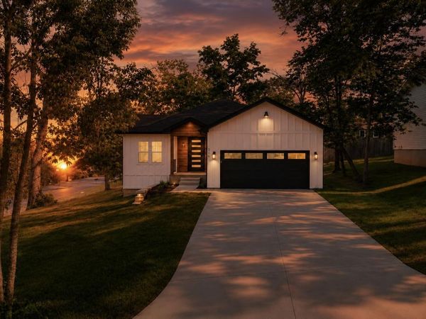 206 S 8th Avenue , Ozark, MO 65721