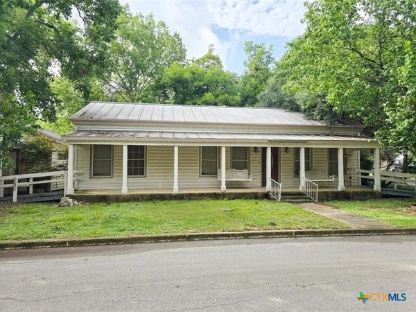 695 W Klingemann Street, New Braunfels, TX 78130