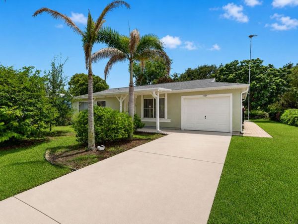 1334 SE Vestridge Lane, Port St. Lucie, FL 34952