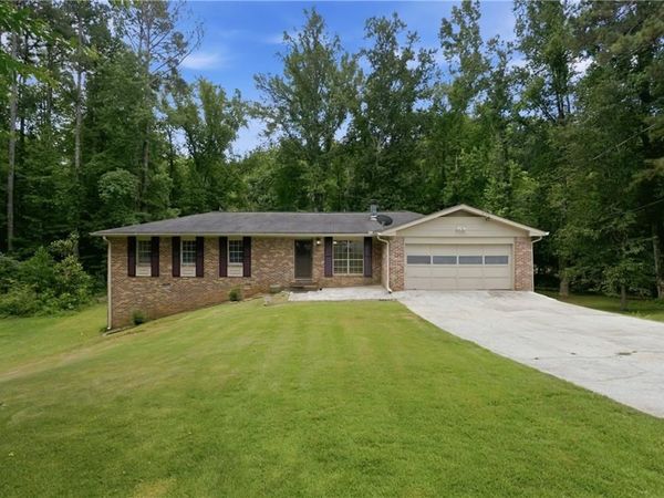 639 Cedrick Lane , Stone Mountain, GA 30087